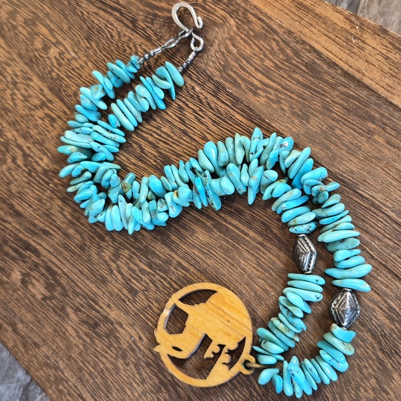 Vintage Turquoise Chip Bead Circular Wooden Howling Wolf Pendant Neckalce - Picture 6 of 8